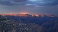 Beeindruckendes Farbenspiel – Nur einen Augenblick lang. Das letzte Licht der tiefstehenden Sonne färbt Gewitterregen und Felshänge der Sierra Tarahumara. 