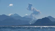 Lago Atitlan - Rauchwolke über dem Krater des Fuego, einem der aktivsten Vulkane Guatemalas