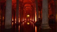 Istanbul - Säulen im dunklen Wasser der Yerebatan Zisterne