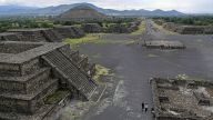 Camino de los muertos und Sonnenpyramide in Teotihuacán, Bundesstaat Mexiko