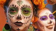 Día de muertos - Als Skelettdamen ,Catrina´ geschminkte Teilnehmerinnen beim traditionellen Umzug, Oaxaca-Stadt
