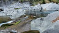 Wohltuend warme Badebecken – Das abfliessende Wasser der nahegelegenen, heissen Quelle von Rekowata erwärmt diesen Bach in der Sierra Tarahumara. 