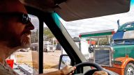 10 Honduras - Dem Strom der auf die Ausreise wartenden LKWs entgegen