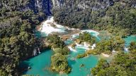 Türkisklar durchzieht der Rio Santo Domingo die wald- und wiesengrüne Landschaft im Osten von Chiapas