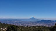 San Salvador mit dem Ilopangosee und dem Vulkan San Vicente im Hintergrund