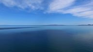 Suchbild – Aus der Sicht einer Drohne werden wir zum Punkt … Mit dem Kanu in der weiten Bucht von La Paz auf der Suche nach Walhaien (Foto: Aldo mit Drohne)