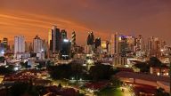 Panama-Stadt - Sonnenaufgang über dem 60er-Jahre-Wohnviertel Villa Lilla im Vordergrund und dem Geschäftsviertel im Hintergrund.