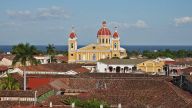 28 Granada - Die Kathedrale  Nuestra Señora de la Asunción ragt über die Dächer der Stadt am Nicaraguasee