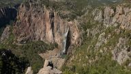 Cascada de Basaseachi, Sierra Tarahumara – Von zerklüfteten Felsen, Wasser und Wald geprägte Gebirgs- und Schluchtenlandschaft im Nordwesten Mexikos.