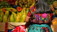 Farbig - Traditionelle indigene Bekleidung auf dem Sonntagsmarkt in Chichicastenango