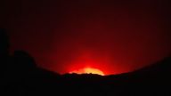 44 Vulkan Masaya - Seltene Gelegenheit - Wenn aufsteigender Rauch die Sicht freigibt erscheint im Santiago-Krater der glühende Magmaspiegel