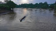Yaviza liegt am Rio Chucunaque - Motorisierte Pirogen verkehren auf seinem erdbraunem Wasser.