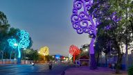 46 Managua - Mit Lichtern bestückte Metallbäume entlang der Avenida Simón Bolivar
