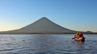 54 Nicaraguasee - Mit dem Kanu auf dem See vor der Insel Ometepe, vor uns der Vulkan Concepción