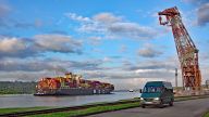 Panamakanal - Wir versuchen, die Menge der geladenen Container zu schätzen, die mit jedem Schiff an uns vorbei befördert werden.