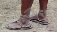 Akaka – Sandalen, deren Sohlen aus alten Autoreifen geschnitten und mit Lederbändern am Fuss gehalten werden. Sie sind weit verbreitet bei Rarámuris. 