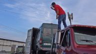 Verladung in den Container - Kleine Unebenheit. Schaukeln. Die Dachluke. Die kleinste Berührung mit dem Container und sie wäre erledigt.