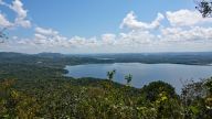 Seenreiche Hügellandschaft im Nordosten Guatemalas - Lago Petén Izá
